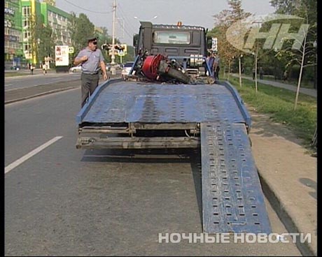 Настоящий боевик. В Екатеринбурге байкер сбил сотрудника ГИБДД, врезался в патрульный автомобиль и вылетел под колеса еще одной машины